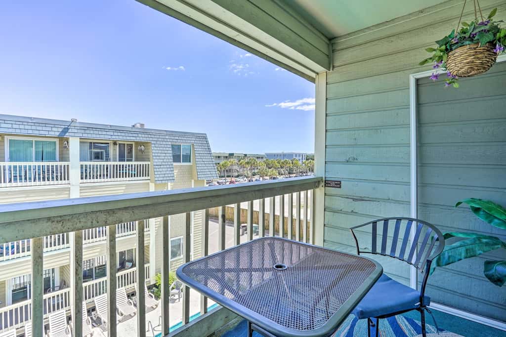 Walk to Beach! Isle of Palms Condo w/ Pool Access