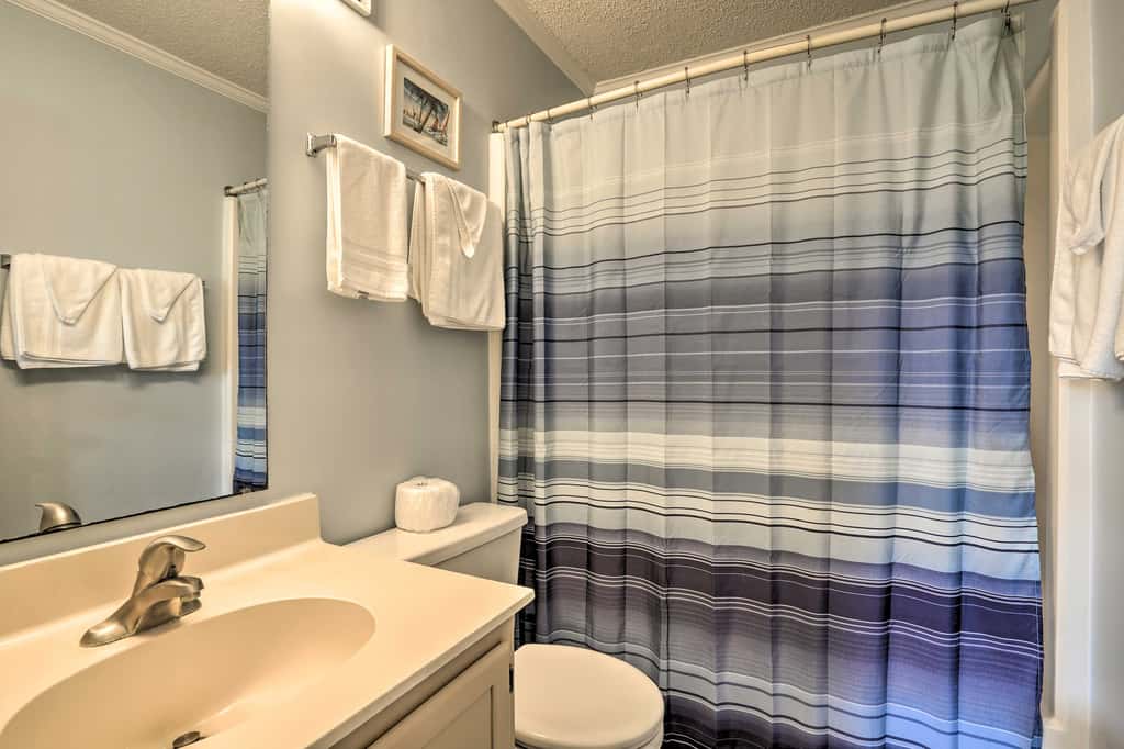 Walk to Beach! Isle of Palms Condo w/ Pool Access