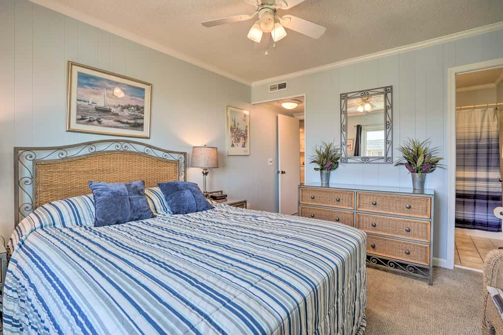 Walk to Beach! Isle of Palms Condo w/ Pool Access