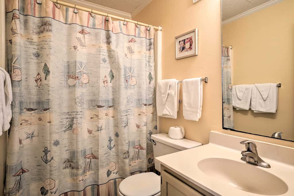 Walk to Beach! Isle of Palms Condo w/ Pool Access