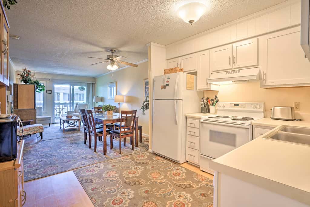 Walk to Beach! Isle of Palms Condo w/ Pool Access