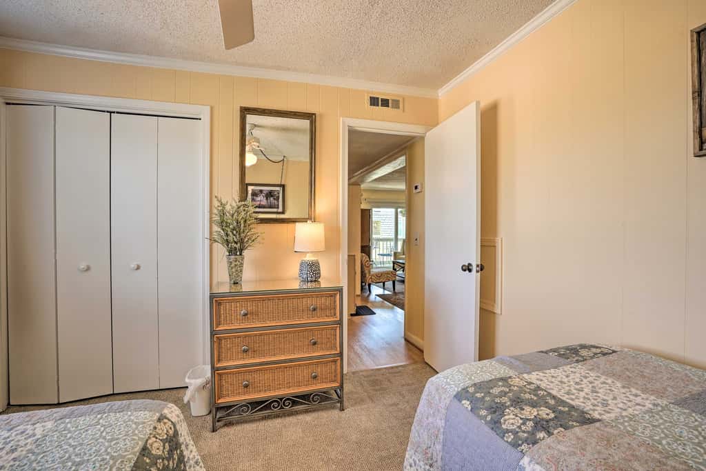 Walk to Beach! Isle of Palms Condo w/ Pool Access