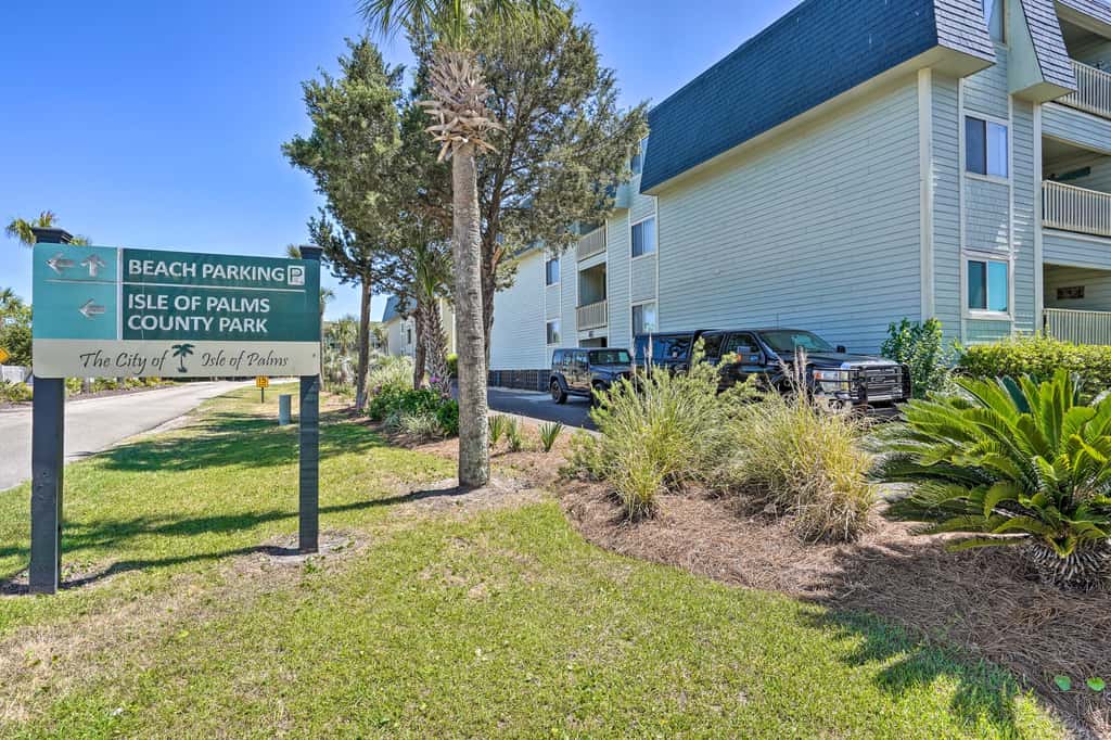 Walk to Beach! Isle of Palms Condo w/ Pool Access