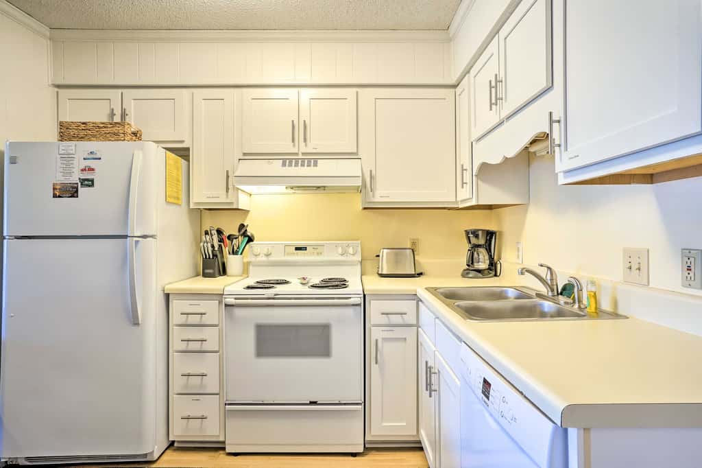 Walk to Beach! Isle of Palms Condo w/ Pool Access