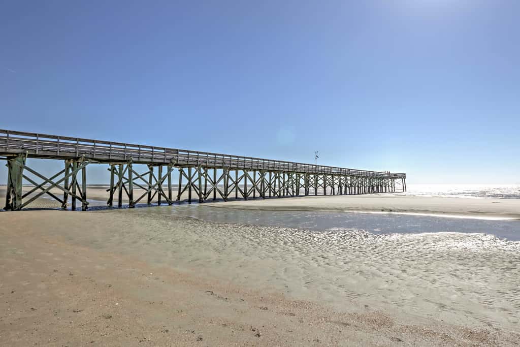 Walk to Beach! Isle of Palms Condo w/ Pool Access