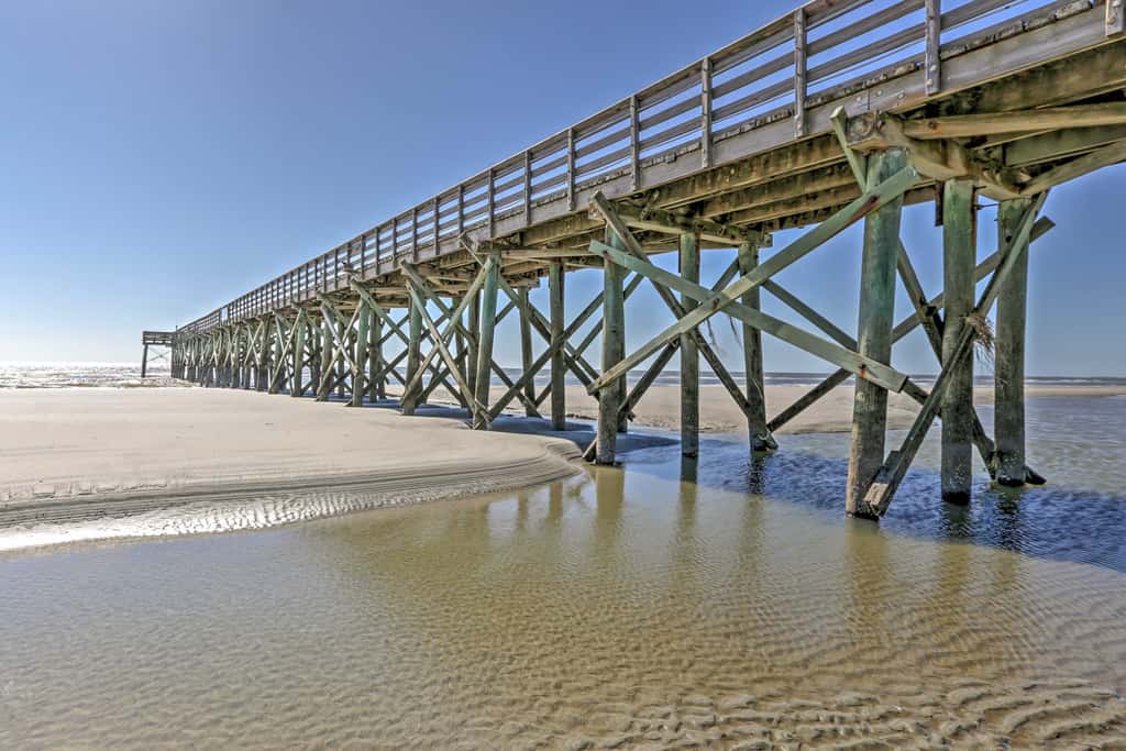 Walk to Beach! Isle of Palms Condo w/ Pool Access