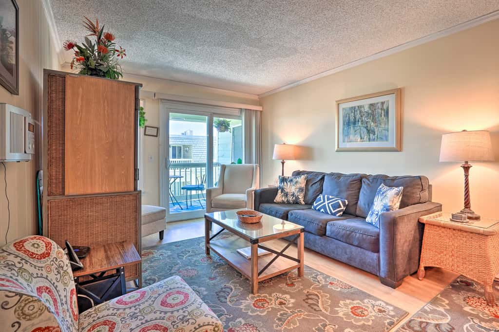 Walk to Beach! Isle of Palms Condo w/ Pool Access