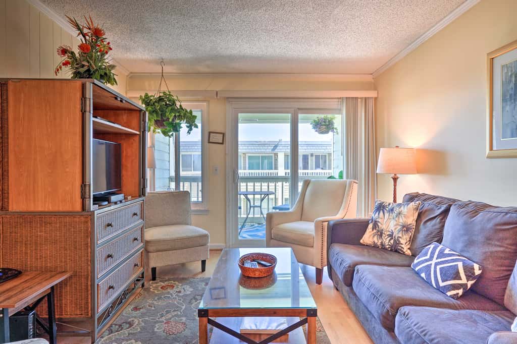 Walk to Beach! Isle of Palms Condo w/ Pool Access