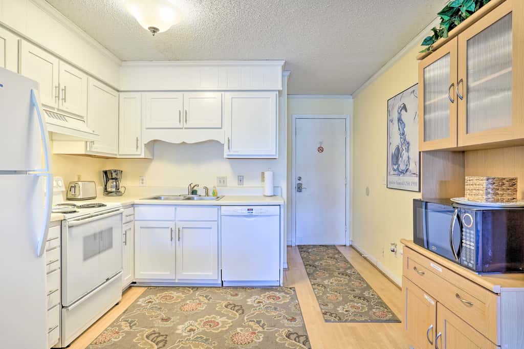 Walk to Beach! Isle of Palms Condo w/ Pool Access