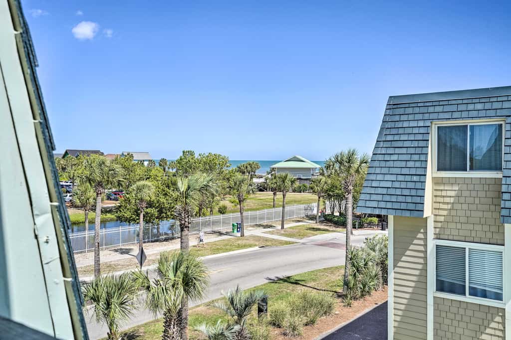 Walk to Beach! Isle of Palms Condo w/ Pool Access