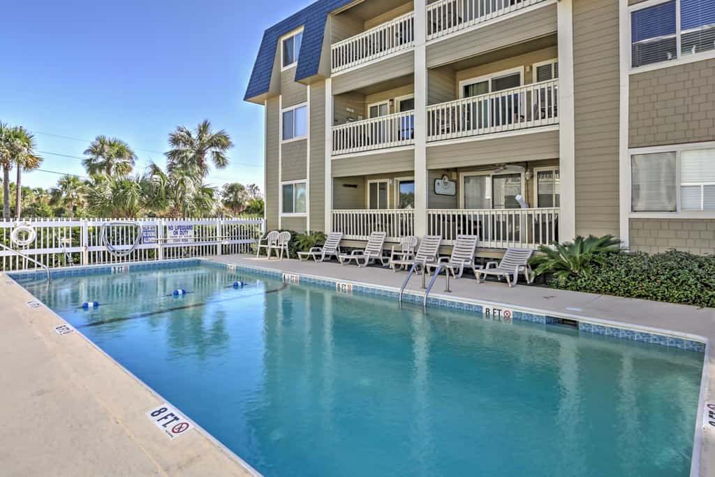 Walk to Beach! Isle of Palms Condo w/ Pool Access