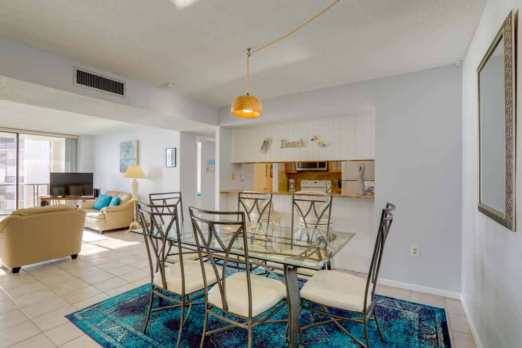 Steps to the Sand! Clearwater Beach Condo