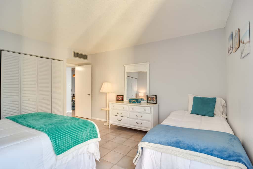 Steps to the Sand! Clearwater Beach Condo