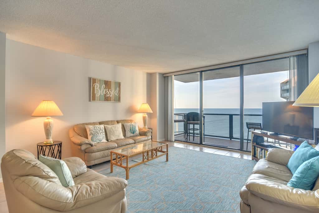 Steps to the Sand! Clearwater Beach Condo
