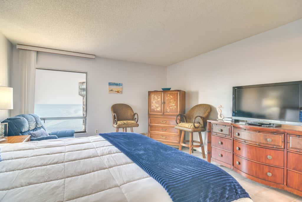 Steps to the Sand! Clearwater Beach Condo