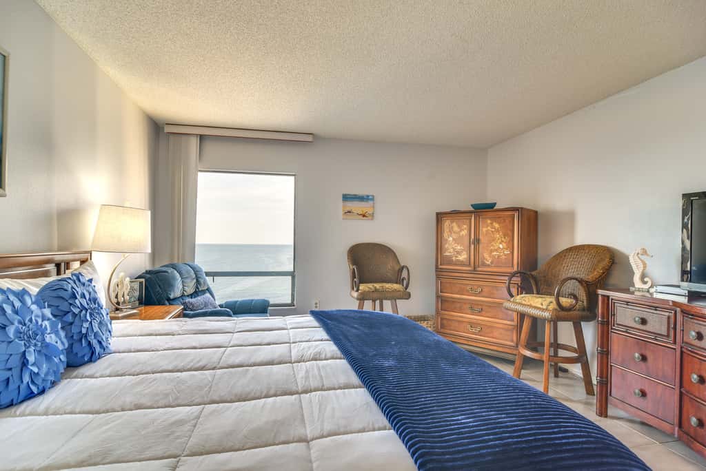 Steps to the Sand! Clearwater Beach Condo