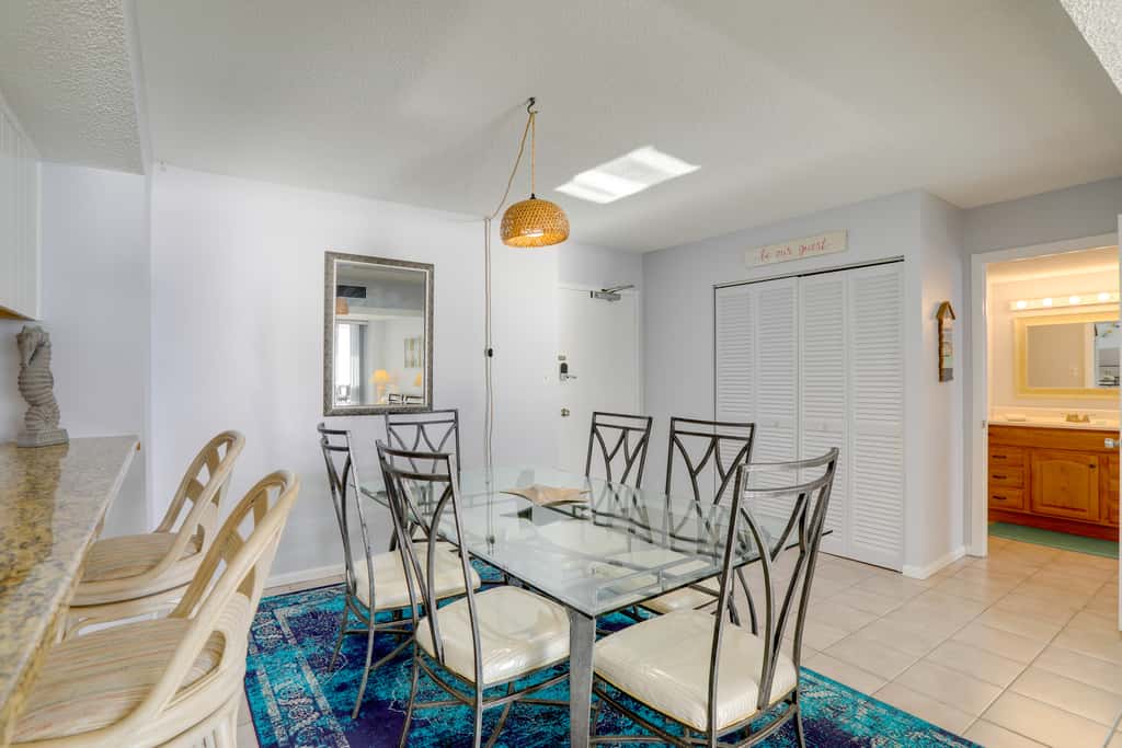 Steps to the Sand! Clearwater Beach Condo