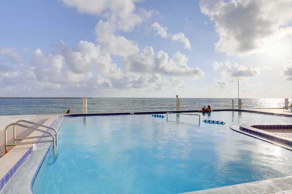 Steps to the Sand! Clearwater Beach Condo