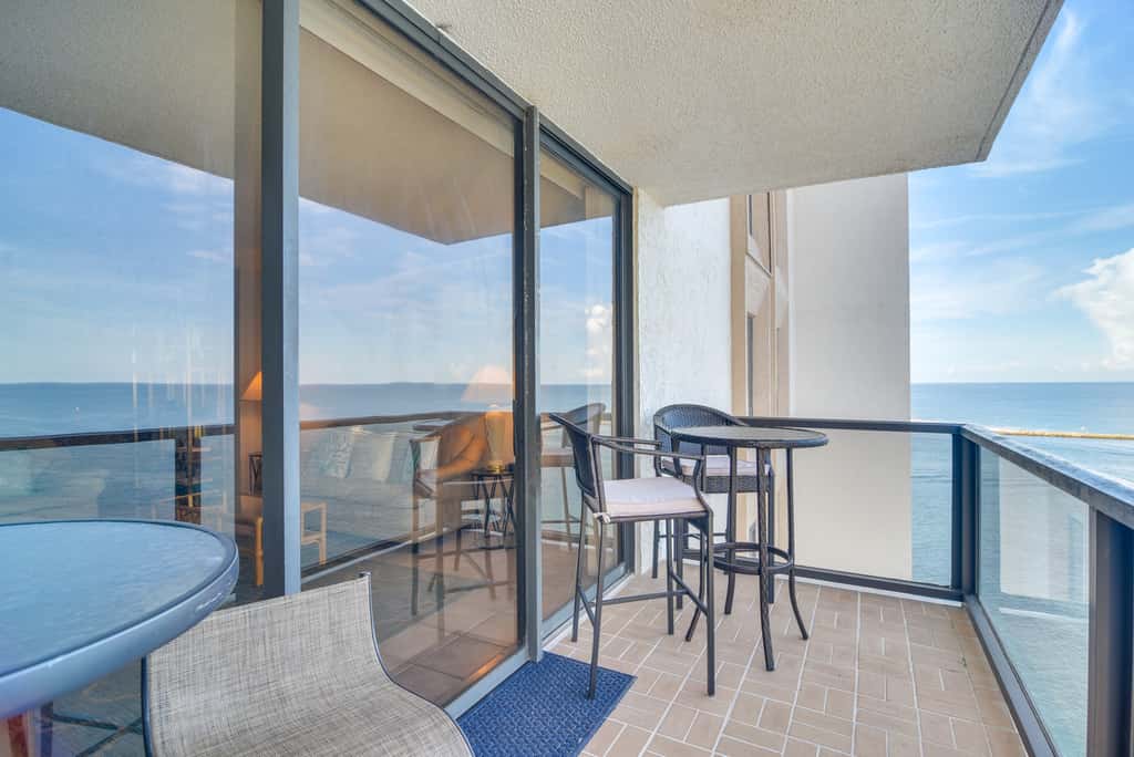 Steps to the Sand! Clearwater Beach Condo