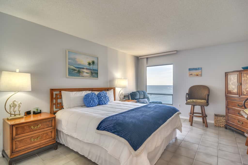 Steps to the Sand! Clearwater Beach Condo