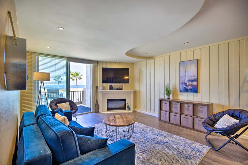 Stunning Oceanside Condo: Walk to the Beach!