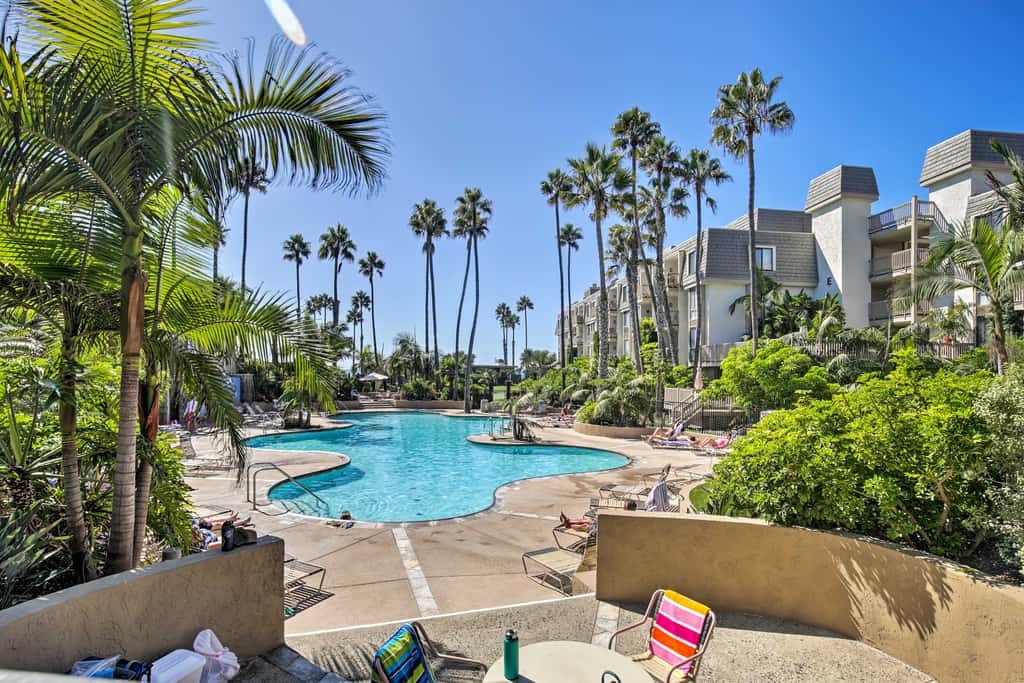 Stunning Oceanside Condo: Walk to the Beach!