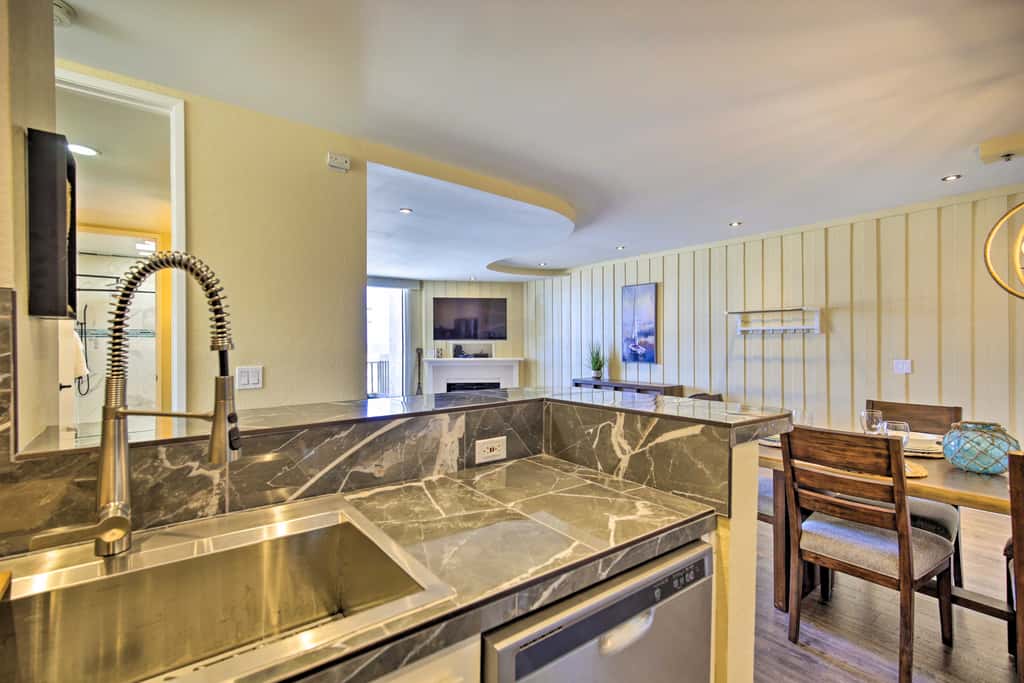 Stunning Oceanside Condo: Walk to the Beach!