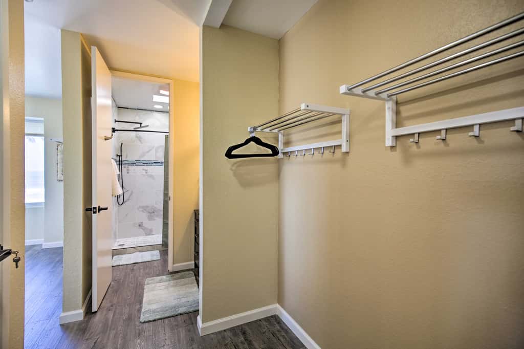 Stunning Oceanside Condo: Walk to the Beach!