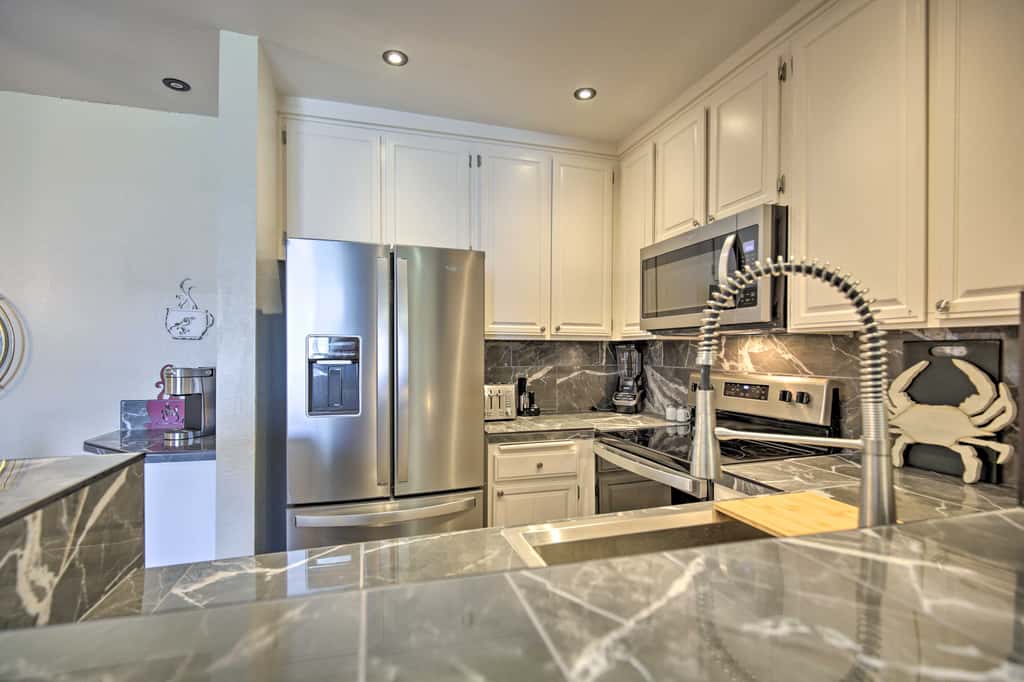 Stunning Oceanside Condo: Walk to the Beach!