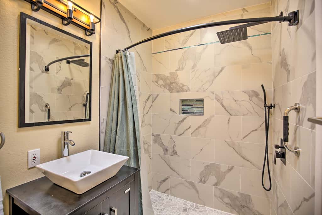 Stunning Oceanside Condo: Walk to the Beach!