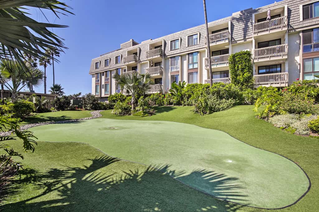 Stunning Oceanside Condo: Walk to the Beach!