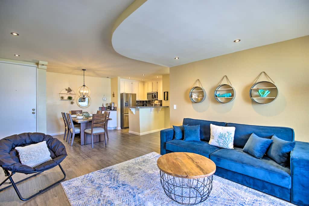 Stunning Oceanside Condo: Walk to the Beach!