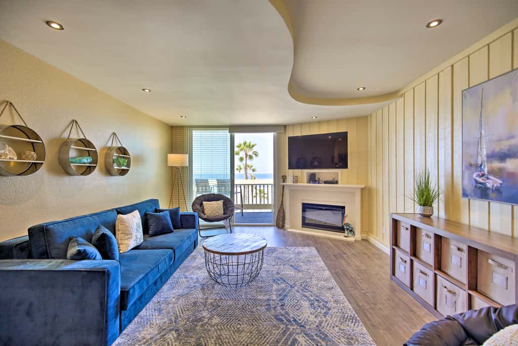 Stunning Oceanside Condo: Walk to the Beach!