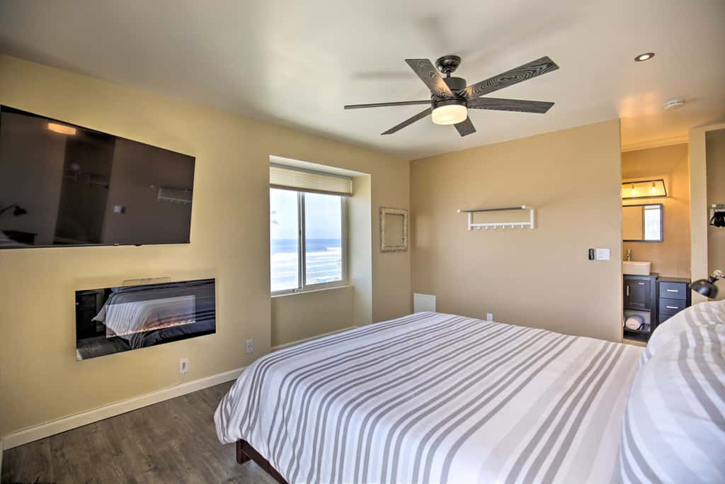 Stunning Oceanside Condo: Walk to the Beach!