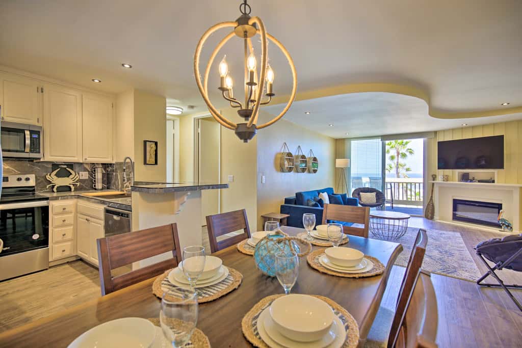 Stunning Oceanside Condo: Walk to the Beach!