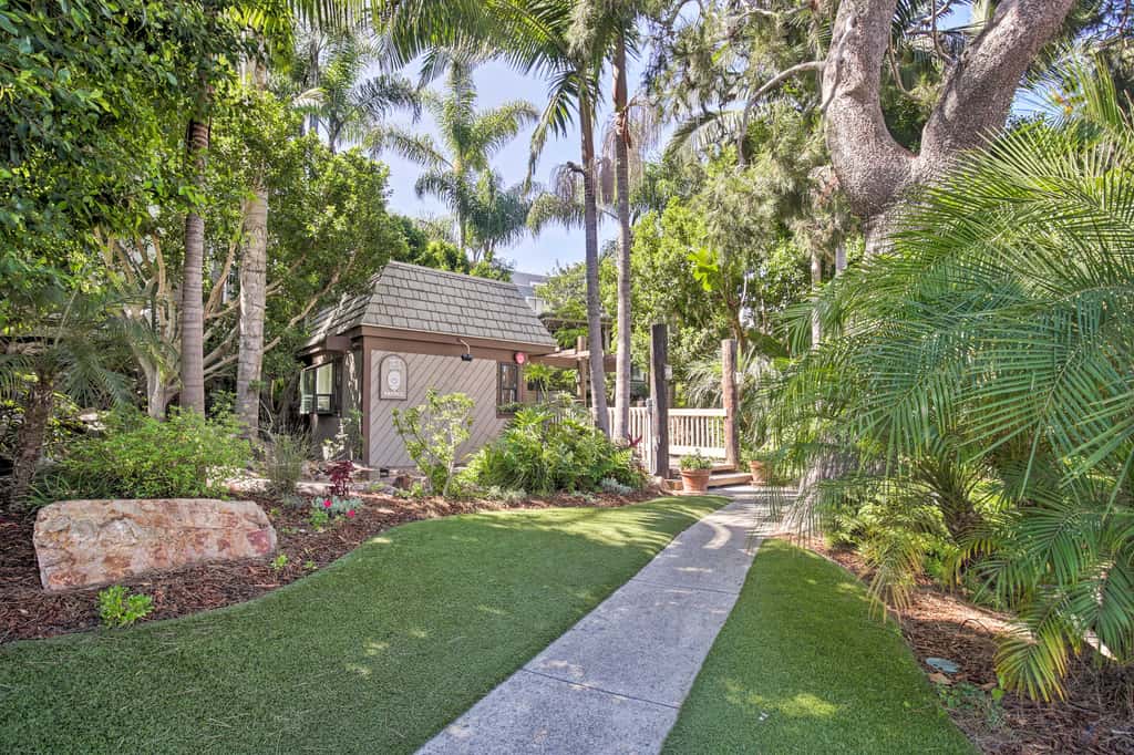 Stunning Oceanside Condo: Walk to the Beach!