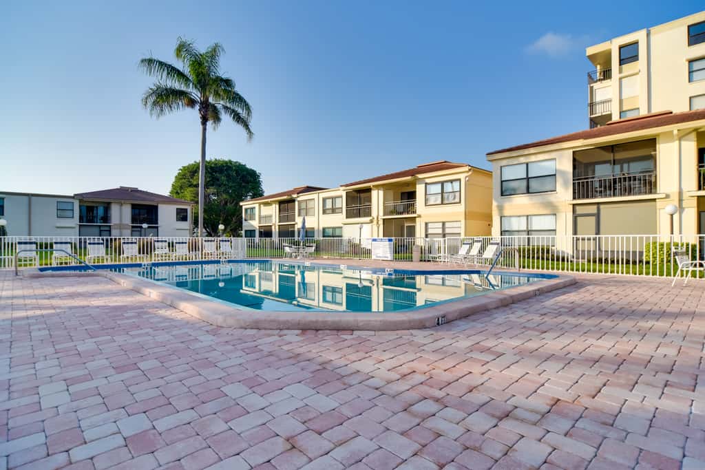~ 2 Mi to St Pete Beach! Isla Del Sol Condo
