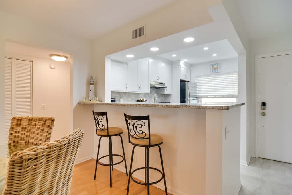 ~ 2 Mi to St Pete Beach! Isla Del Sol Condo
