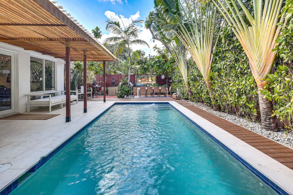 Tropical backyard w/pool: 10 min from Miami Beach!