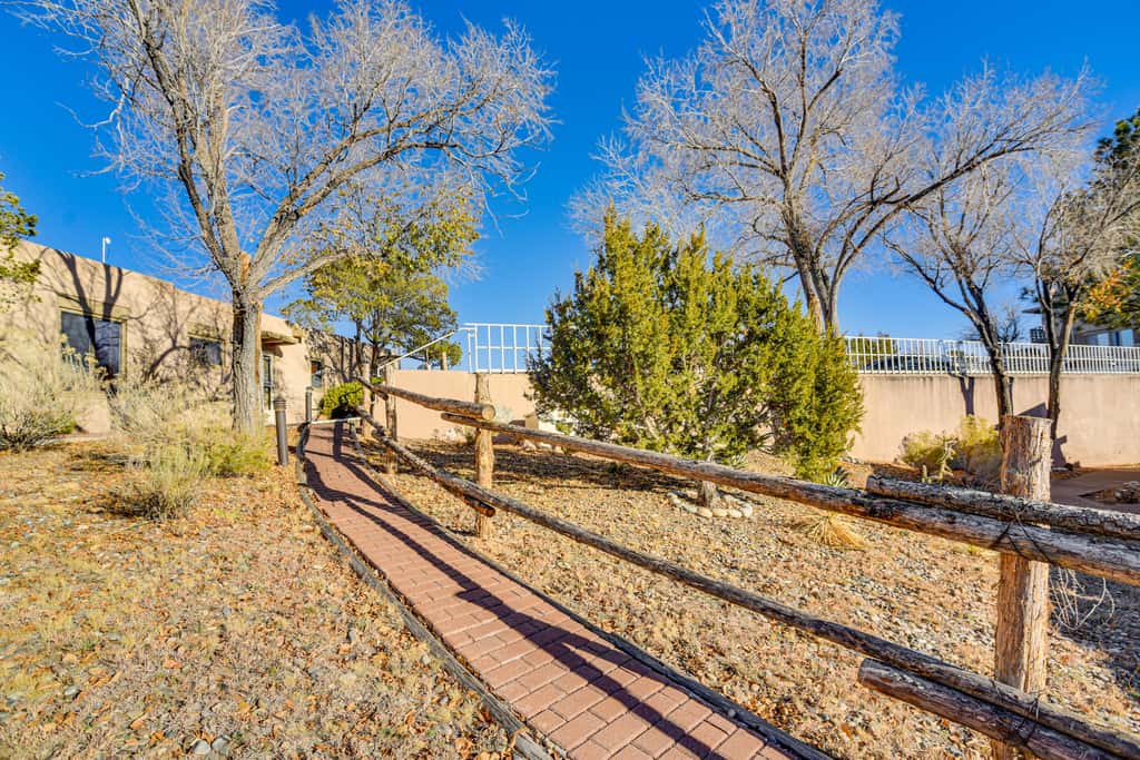 Walkable to Santa Fe Plaza! Charming Condo