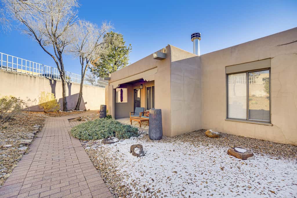 Walkable to Santa Fe Plaza! Charming Condo