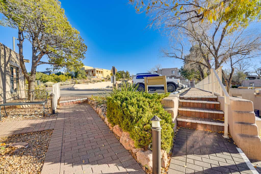 Walkable to Santa Fe Plaza! Charming Condo