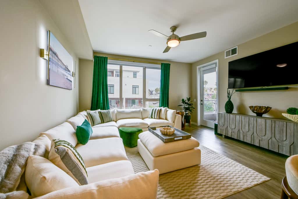 Steps to the Sand! Luxury Oceanside Pier Condo
