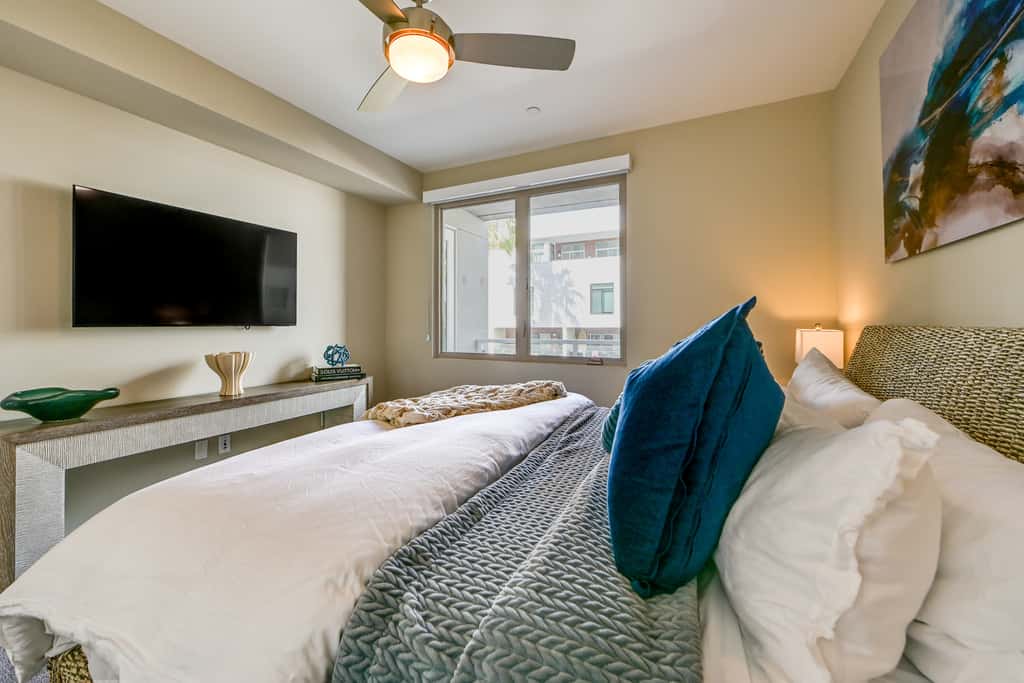 Steps to the Sand! Luxury Oceanside Pier Condo