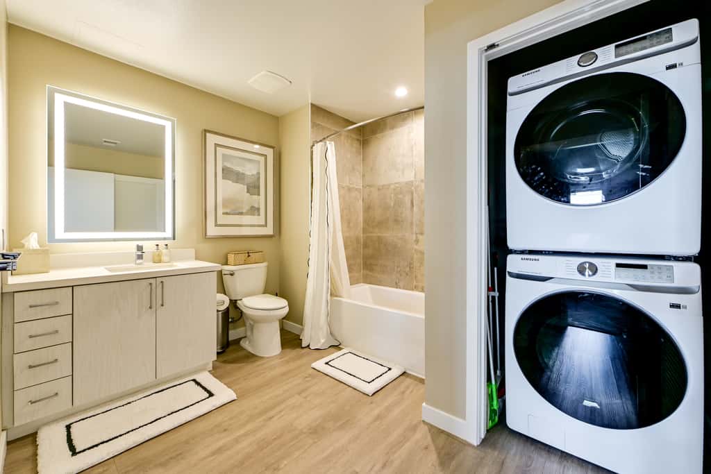 Steps to the Sand! Luxury Oceanside Pier Condo