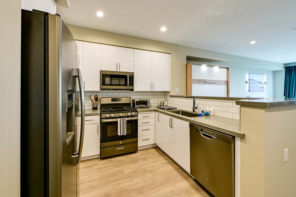 Steps to the Sand! Luxury Oceanside Pier Condo