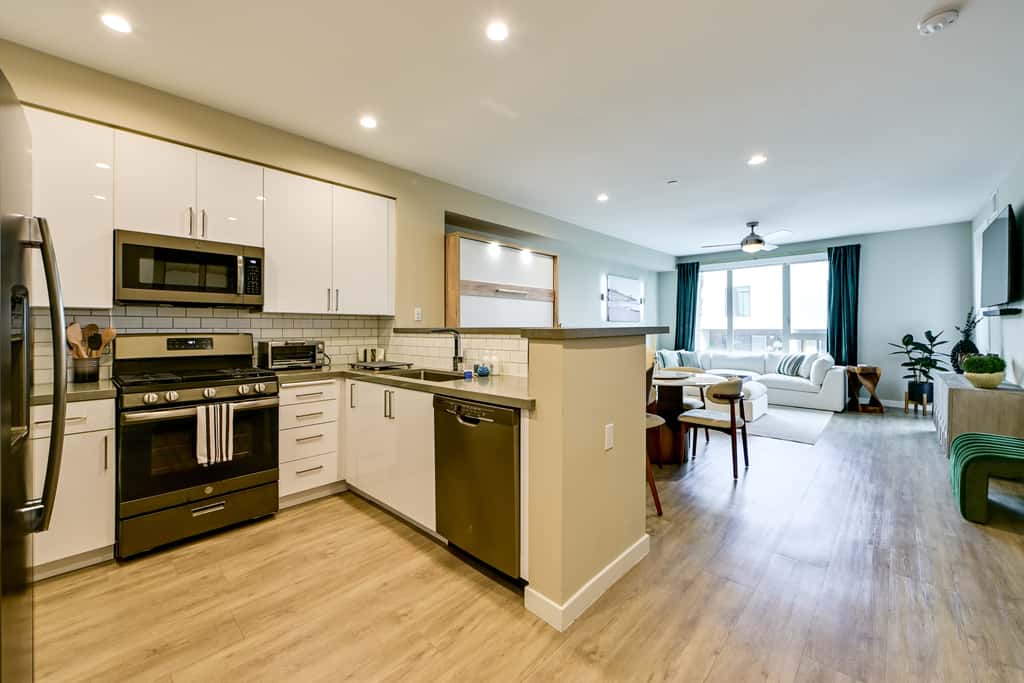 Steps to the Sand! Luxury Oceanside Pier Condo
