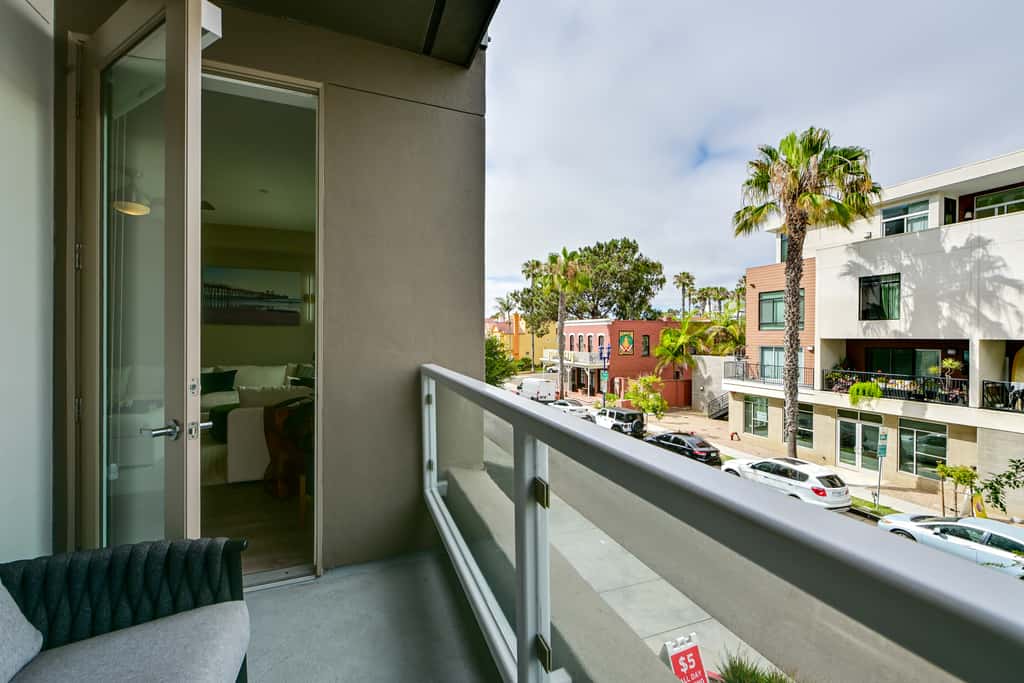 Steps to the Sand! Luxury Oceanside Pier Condo