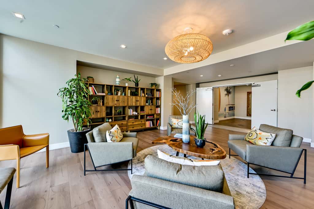 Steps to the Sand! Luxury Oceanside Pier Condo