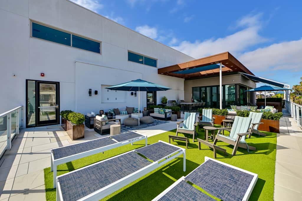 Steps to the Sand! Luxury Oceanside Pier Condo
